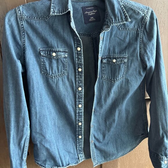 AMERICAN EAGLE WOMENS DENIM SHIRT WHITE PEARL BUTTONS - Picture 2 of 2